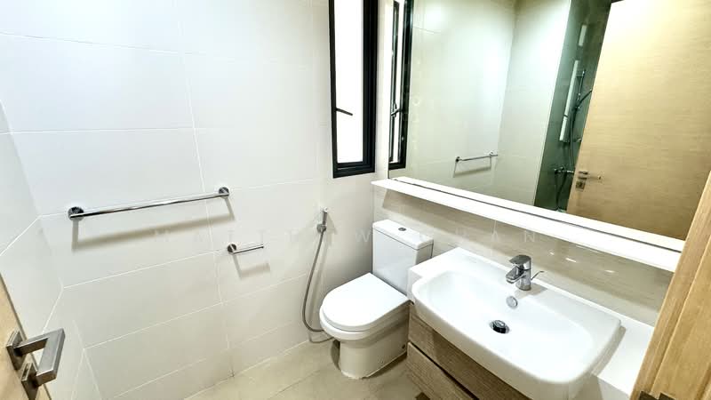 The Luxurie, 23 Compassvale Road, 2 Bedrooms, 732 sqft, Condominium For Sale, by Matthew Chan, 500116207 - Good size common Bathroom - PropertyGuru.com.sg