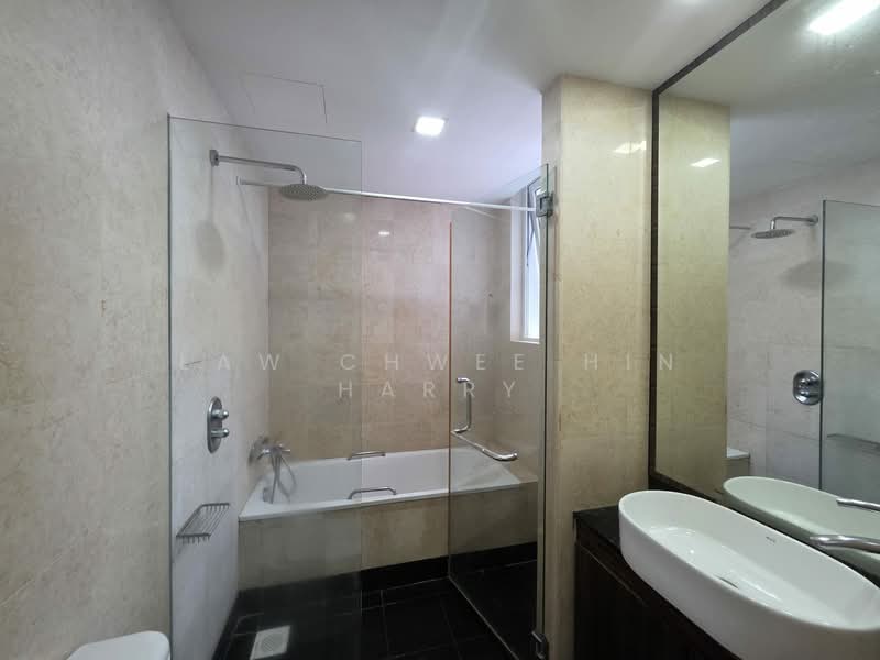 Duchess Manor, 20C Duchess Road, 3 Bedrooms, 1,163 sqft, Condominium For Rent, by Law Chwee Hin Harry, 500116213 - Master Bedroom Toilet - PropertyGuru.com.sg