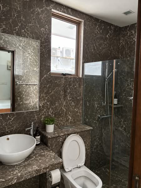 ⭐️Modern Terrace House for Rent @ Woo Mon Chew Road!, East Coast. Siglap. Figaro St. Woo Mon Chew Rd, 3 Bedrooms, 2,350 sqft, Terraced House For Rent, by Elysia Lim, 500116231 - Bathroom - PropertyGuru.com.sg