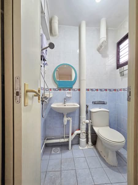 422 Ang Mo Kio Avenue 3, 422 Ang Mo Kio Avenue 3, 3 Bedrooms, 786 sqft, HDB Flat For Sale, by Amanda P, 500116271 - Bathroom - PropertyGuru.com.sg