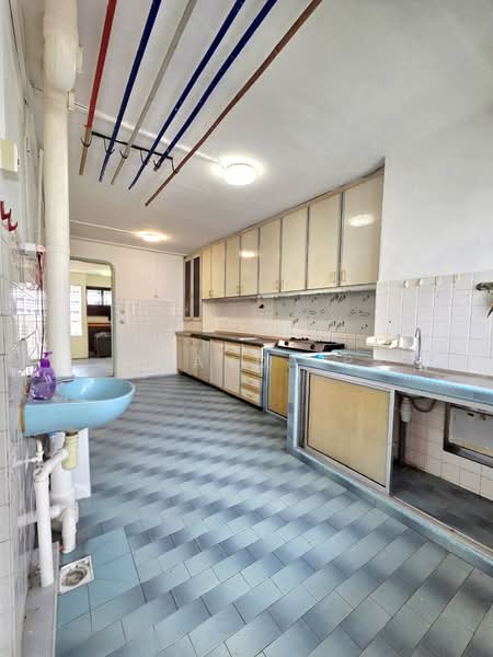 422 Ang Mo Kio Avenue 3, 422 Ang Mo Kio Avenue 3, 3 Bedrooms, 786 sqft, HDB Flat For Sale, by Amanda P, 500116271 - Kitchen - PropertyGuru.com.sg