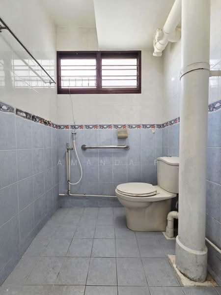 422 Ang Mo Kio Avenue 3, 422 Ang Mo Kio Avenue 3, 3 Bedrooms, 786 sqft, HDB Flat For Sale, by Amanda P, 500116271 - Bathroom - PropertyGuru.com.sg