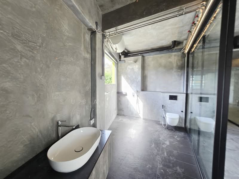 Race Course/ Rangoon Dazzling Loft 2/3 Bed, Rangoon Road, 3 Bedrooms, 1,870 sqft, Walk-up Apartment For Rent, by Susan Prior, 500116287 - Bathroom - PropertyGuru.com.sg