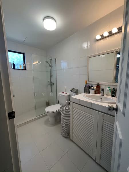 Tastefully Renovated House. 1km to Nanyang Primary, Duchess avenue, Kingsmead, Kings Road, 4 Bedrooms, 4,000 sqft, Detached House For Rent, by Lynn Sim, 500116344 - Bathroom - PropertyGuru.com.sg