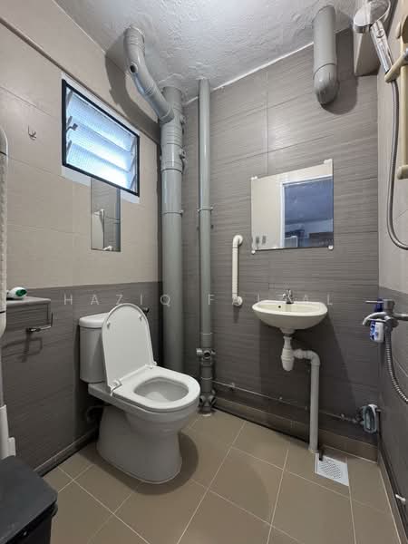 301 Jurong East Street 32, 301 Jurong East Street 32, 2 Bedrooms, 721 sqft, HDB Flat For Sale, by Haziq Faizal, 500116360 - Bathroom - PropertyGuru.com.sg