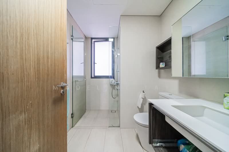 Lakeville, 1 Jurong Lake Link, 4 Bedrooms, 1,270 sqft, Condominium For Sale, by Madeline Tay, 500116370 - Bathroom - PropertyGuru.com.sg