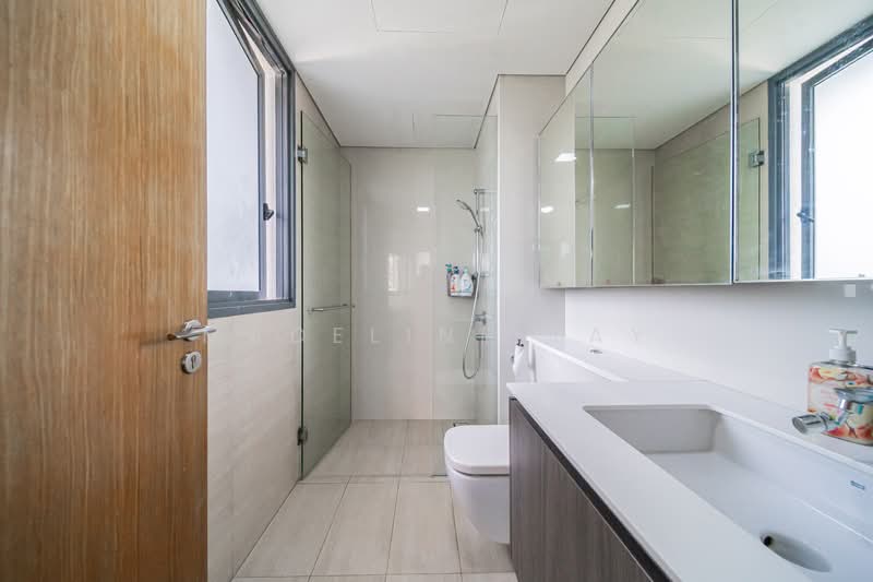 Lakeville, 1 Jurong Lake Link, 4 Bedrooms, 1,270 sqft, Condominium For Sale, by Madeline Tay, 500116370 - Bathroom - PropertyGuru.com.sg