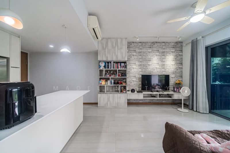 Lakeville, 1 Jurong Lake Link, 4 Bedrooms, 1,270 sqft, Condominium For Sale, by Madeline Tay, 500116370 - Living Room - PropertyGuru.com.sg