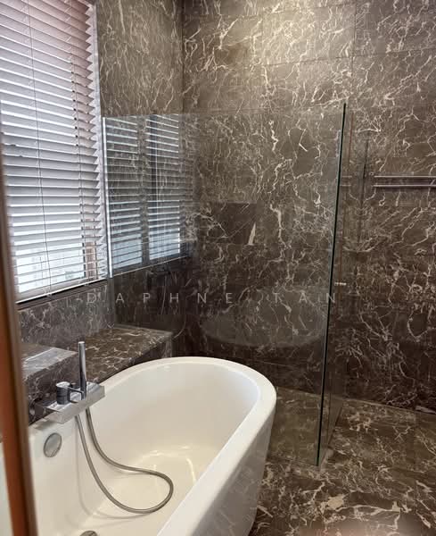 EAST COAST I SIGLAP PARK 2 STOREY WELL RENOVATED TERRACE, Woo Mon Chew Road, 3 Bedrooms, 2,350 sqft, Terraced House For Rent, by Daphne Tan, 500116375 - Bathroom - PropertyGuru.com.sg