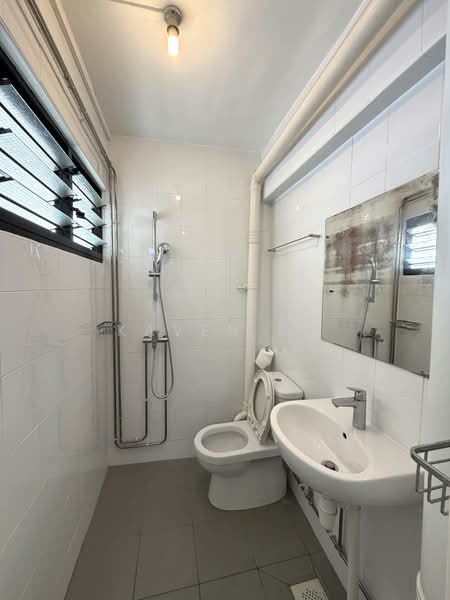 125 Yishun Street 11, 125 Yishun Street 11, 3 Bedrooms, 1,001 sqft, HDB Flat For Sale, by Kaven Oh, 500116404 - Master bathroom - PropertyGuru.com.sg