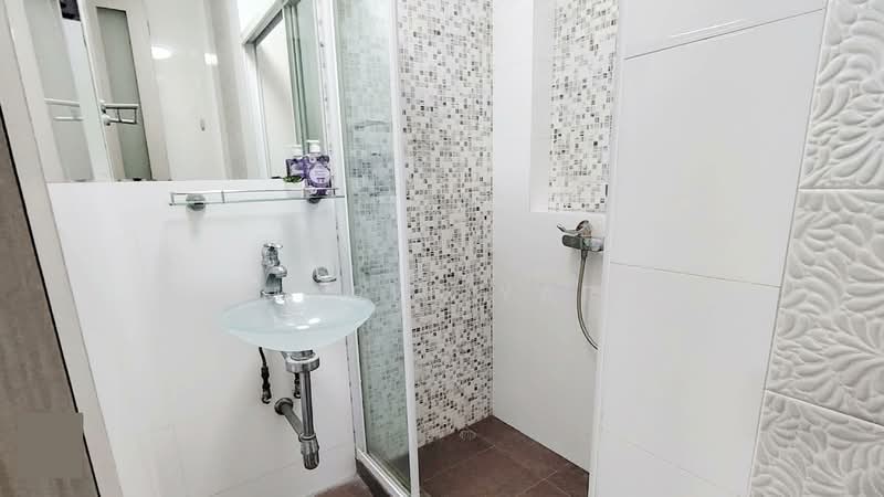Parc Oasis, 49 Jurong East Avenue 1, Room Rental, 120 sqft, Condominium For Rent, by Maple Yap, 500116415 - MBR6 Bathroom - PropertyGuru.com.sg