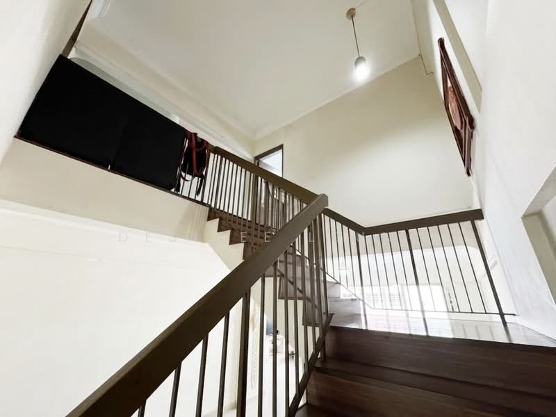 640 Hougang Avenue 8, 640 Hougang Avenue 8, 3 Bedrooms, 1,593 sqft, HDB Flat For Sale, by Desiree Leung, 500116424 - Stairs to upper level  - PropertyGuru.com.sg