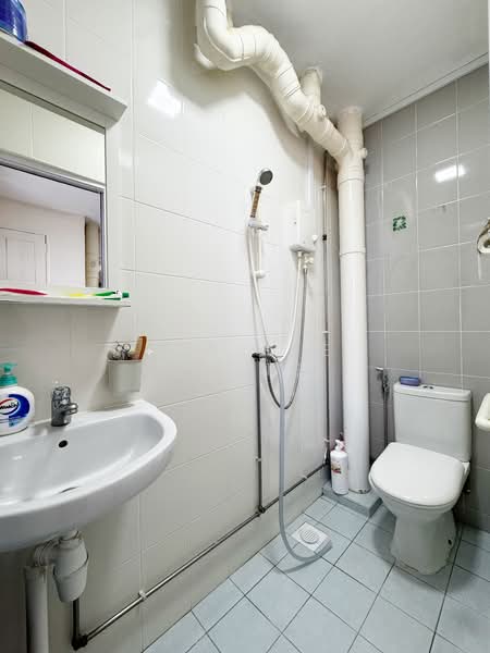 640 Hougang Avenue 8, 640 Hougang Avenue 8, 3 Bedrooms, 1,593 sqft, HDB Flat For Sale, by Desiree Leung, 500116424 - Bathroom - PropertyGuru.com.sg