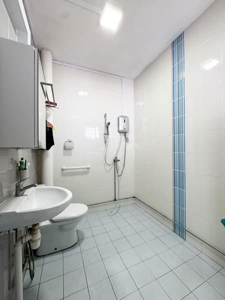 640 Hougang Avenue 8, 640 Hougang Avenue 8, 3 Bedrooms, 1,593 sqft, HDB Flat For Sale, by Desiree Leung, 500116424 - Bathroom - PropertyGuru.com.sg