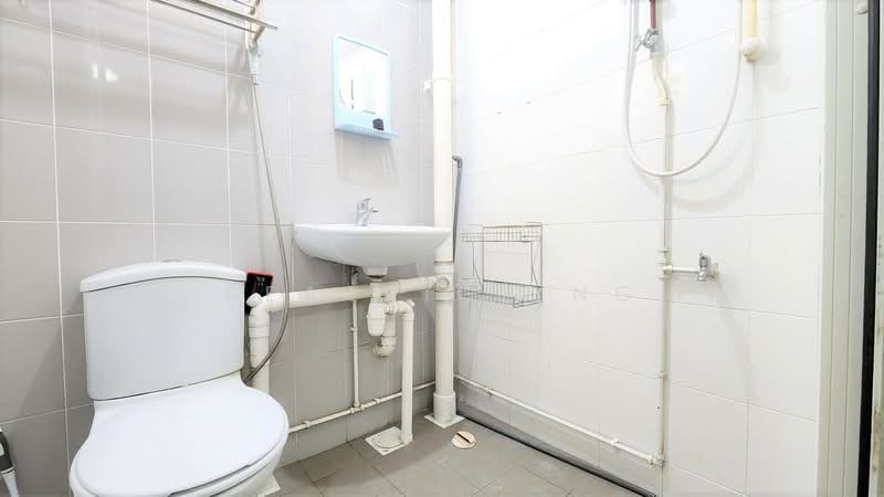 491 Jurong West Avenue 1, 491 Jurong West Avenue 1, 2 Bedrooms, 721 sqft, HDB Flat For Sale, by Beatrice Ng, 500116430 - Bathroom - PropertyGuru.com.sg