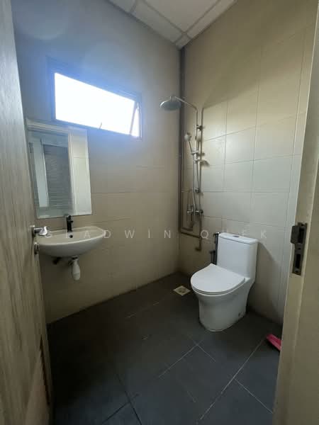 Woodlands Industrial Xchange, 71 Woodlands Avenue 10, 1,722 sqft, Factory / Workshop (B2) For Rent, by Gladwin Quek, 500116494 - Bathroom - CommercialGuru.com.sg