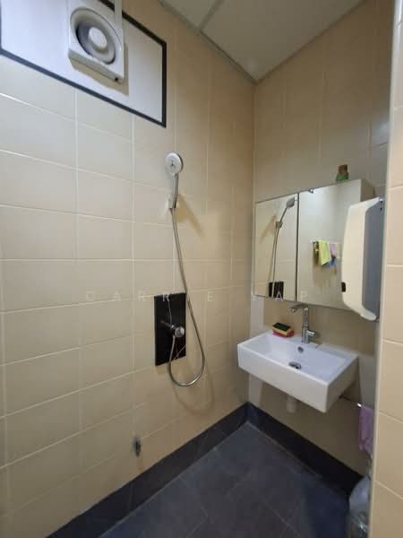 Tradehub 21, 8 Boon Lay Way, 1,808 sqft, Light Industrial (B1) For Sale, by Carrie Yap, 500116497 - CommercialGuru.com.sg