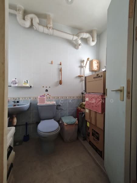 73A Redhill Road, 73A Redhill Road, 3 Bedrooms, 1,238 sqft, HDB Flat For Sale, by Derrick Tang, 500116509 - Master Bathroom - PropertyGuru.com.sg