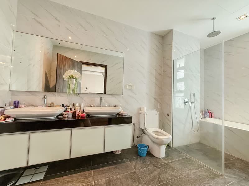 Victory Ville, 25A Toh Drive, 5 Bedrooms, 3,757 sqft, Cluster House For Sale, by Aloysius Lim, 500116513 - Bathroom - PropertyGuru.com.sg