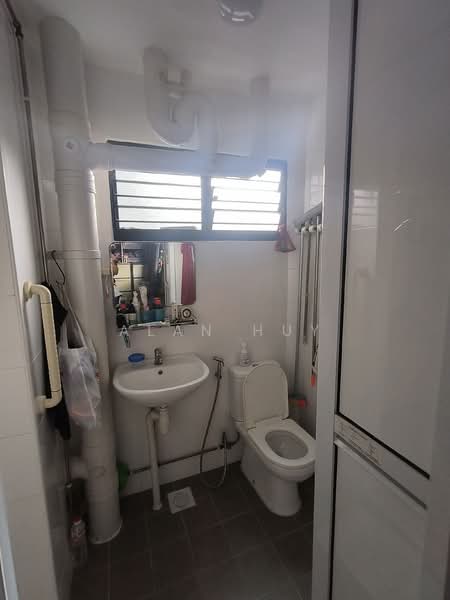 850 Woodlands Street 82, 850 Woodlands Street 82, 6 Bedrooms, 1,894 sqft, HDB Flat For Sale, by Alan Huy, 500116523 - Bathroom - PropertyGuru.com.sg