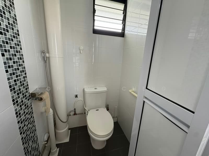 620 Ang Mo Kio Avenue 9, 620 Ang Mo Kio Avenue 9, 3 Bedrooms, 1,302 sqft, HDB Flat For Sale, by Koh Hwee Cheng, 500116531 - Bathroom - PropertyGuru.com.sg