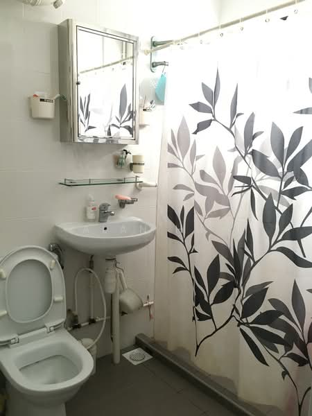 104 Jalan Rajah, 104 Jalan Rajah, 4 Bedrooms, 1,500 sqft, HDB Flat For Sale, by Alan Huy, 500116549 - Bathroom - PropertyGuru.com.sg