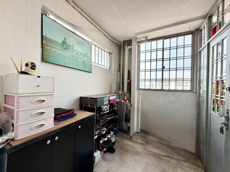 321 Bukit Batok Street 33, 321 Bukit Batok Street 33, 3 Bedrooms, 1,055 sqft, HDB Flat For Sale, by Ying Ying Cheng, 500116554 - Owner bought over the access balcony - PropertyGuru.com.sg