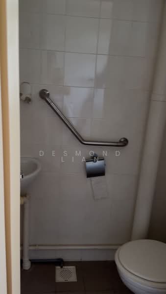 82 Commonwealth Close, 82 Commonwealth Close, 2 Bedrooms, 56 sqft, HDB Flat For Sale, by Desmond Lian, 500116558 - Bathroom - PropertyGuru.com.sg