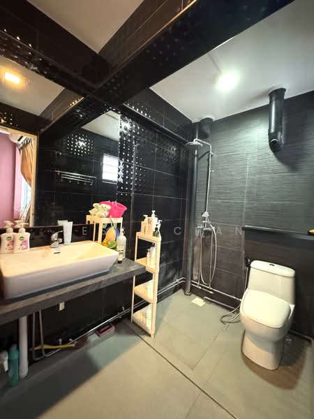 343 Clementi Avenue 5, 343 Clementi Avenue 5, 2 Bedrooms, 721 sqft, HDB Flat For Sale, by Tessa Chan, 500116570 - Bathroom - PropertyGuru.com.sg