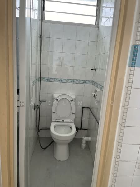 2 Ghim Moh Road, 2 Ghim Moh Road, 2 Bedrooms, 818 sqft, HDB Flat For Rent, by Jane Lim S C, 500116584 - Bathroom - PropertyGuru.com.sg