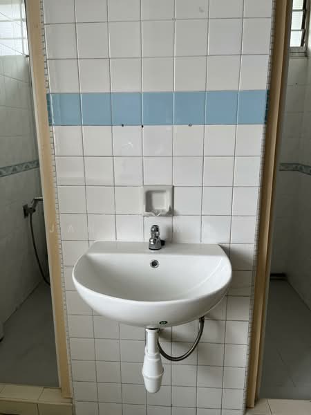 2 Ghim Moh Road, 2 Ghim Moh Road, 2 Bedrooms, 818 sqft, HDB Flat For Rent, by Jane Lim S C, 500116584 - Bathroom - PropertyGuru.com.sg