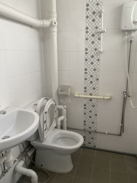 401 Hougang Avenue 10, 401 Hougang Avenue 10, 3 Bedrooms, 990 sqft, HDB Flat For Sale, by Irene Ng, 500116588 - Bathroom - PropertyGuru.com.sg