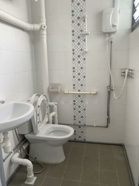 401 Hougang Avenue 10, 401 Hougang Avenue 10, 3 Bedrooms, 990 sqft, HDB Flat For Sale, by Irene Ng, 500116588 - Bathroom - PropertyGuru.com.sg