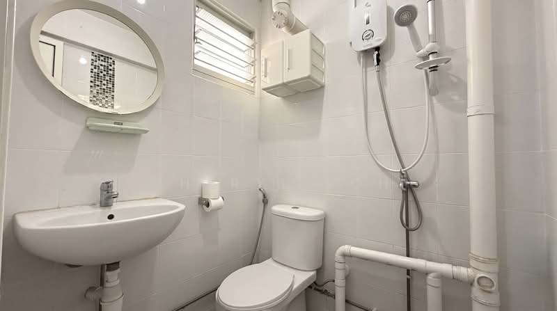 560 Ang Mo Kio Avenue 10, 560 Ang Mo Kio Avenue 10, 2 Bedrooms, 721 sqft, HDB Flat For Rent, by Cheryl Soh, 500116597 - Master Bathroom - PropertyGuru.com.sg