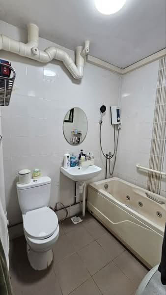 542 Bukit Batok Street 52, 542 Bukit Batok Street 52, 4 Bedrooms, 1,542 sqft, HDB Flat For Sale, by Clement Boey, 500116608 - Bathroom - PropertyGuru.com.sg