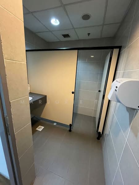 Pioneer Ramp-up B2 Factory/Warehouse 36,260sf incl open yard, hi-ceiling, 800Amp, , 36,260 sqft, Factory / Workshop (B2) For Rent, by Marjorie Teo, 500116621 - Bathroom - CommercialGuru.com.sg