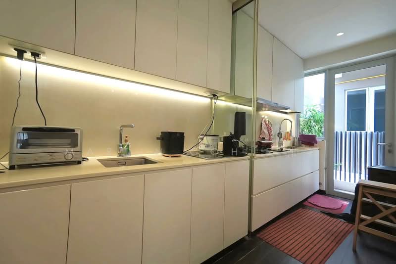 💎NEWLY UPGRADED House ‼️ Walk to NYPS near MRT 💎 Modern with POOL 💎, , 5 Bedrooms, 4,898 sqft, Cluster House For Sale, by Martin Goh 吴伟楠, 500116629 - Kitchen - PropertyGuru.com.sg