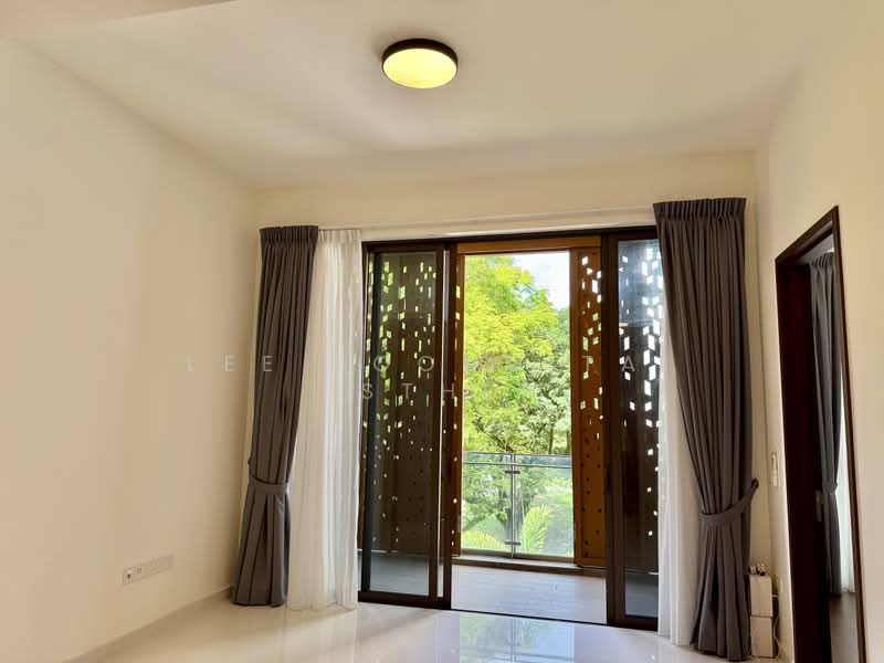 Parksuites, 18 Holland Grove Road, 2 Bedrooms, 786 sqft, Condominium For Rent, by Lee Yoong Tai Esther, 500116637 - Balcony - PropertyGuru.com.sg