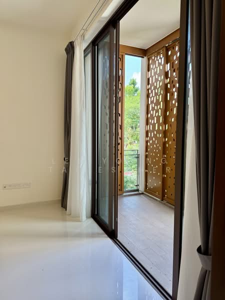 Parksuites, 18 Holland Grove Road, 2 Bedrooms, 786 sqft, Condominium For Rent, by Lee Yoong Tai Esther, 500116637 - Balcony - PropertyGuru.com.sg