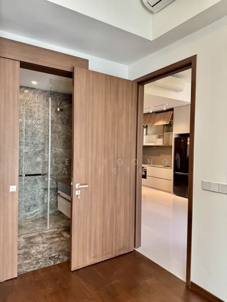 Parksuites, 18 Holland Grove Road, 2 Bedrooms, 786 sqft, Condominium For Rent, by Lee Yoong Tai Esther, 500116637 - Bathroom - PropertyGuru.com.sg