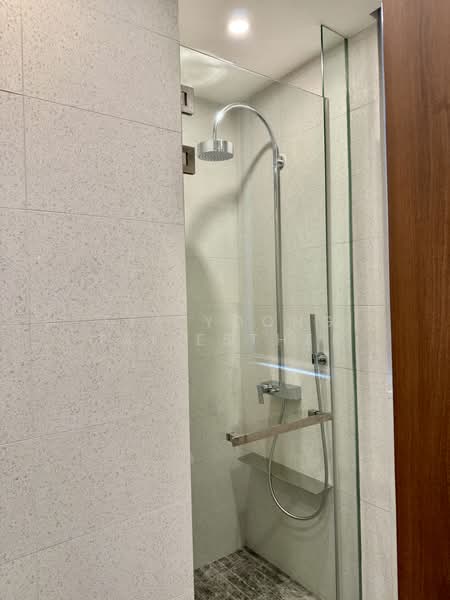 Parksuites, 18 Holland Grove Road, 2 Bedrooms, 786 sqft, Condominium For Rent, by Lee Yoong Tai Esther, 500116637 - Bathroom - PropertyGuru.com.sg