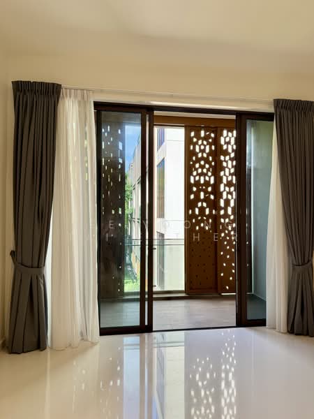 Parksuites, 18 Holland Grove Road, 2 Bedrooms, 786 sqft, Condominium For Rent, by Lee Yoong Tai Esther, 500116637 - Balcony - PropertyGuru.com.sg