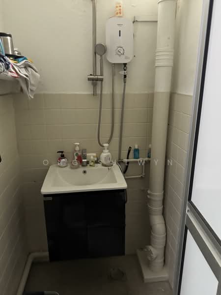 Ground floor shop + residential upstairs unit for rent at Toa Payoh, Toa payoh Lor 7, 800 sqft, Shop / Shophouse For Rent, by Sulwyn Ong, 500116651 - Bathroom - CommercialGuru.com.sg