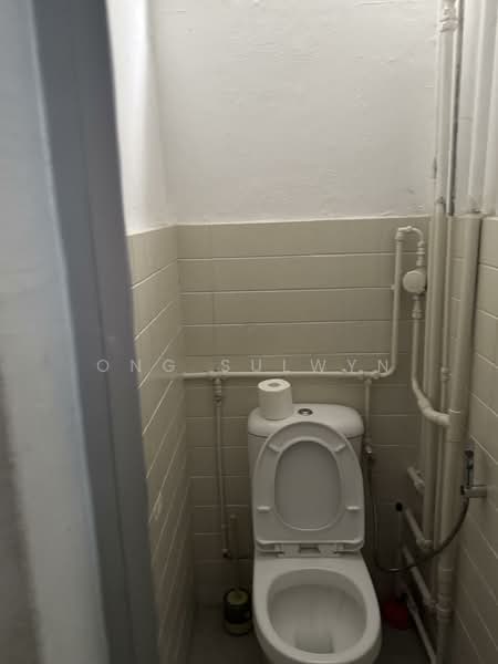Ground floor shop + residential upstairs unit for rent at Toa Payoh, Toa payoh Lor 7, 800 sqft, Shop / Shophouse For Rent, by Sulwyn Ong, 500116651 - Bathroom - CommercialGuru.com.sg
