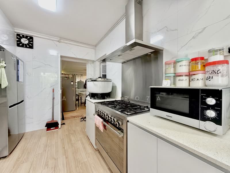 946 Hougang Street 92, 946 Hougang Street 92, 3 Bedrooms, 1,302 sqft, HDB Flat For Sale, by Aiman Roza, 500116657 - Kitchen - PropertyGuru.com.sg