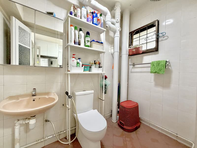 946 Hougang Street 92, 946 Hougang Street 92, 3 Bedrooms, 1,302 sqft, HDB Flat For Sale, by Aiman Roza, 500116657 - Bathroom - PropertyGuru.com.sg