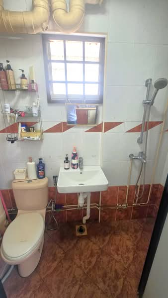 609 Ang Mo Kio Avenue 4, 609 Ang Mo Kio Avenue 4, 3 Bedrooms, 1,097 sqft, HDB Flat For Rent, by Shaun How, 500116674 - Bathroom - PropertyGuru.com.sg