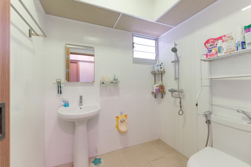 439C Bukit Batok West Avenue 8, 439C Bukit Batok West Avenue 8, 3 Bedrooms, 1,001 sqft, HDB Flat For Sale, by Lester See, 500116696 - Bathroom - PropertyGuru.com.sg