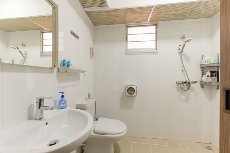 439C Bukit Batok West Avenue 8, 439C Bukit Batok West Avenue 8, 3 Bedrooms, 1,001 sqft, HDB Flat For Sale, by Lester See, 500116696 - Bathroom - PropertyGuru.com.sg