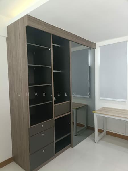 815A Choa Chu Kang Avenue 7, 815A Choa Chu Kang Avenue 7, 3 Bedrooms, 1,043 sqft, HDB Flat For Rent, by Charleen Koh, 500116766 - Master bedroom wardrobe - PropertyGuru.com.sg
